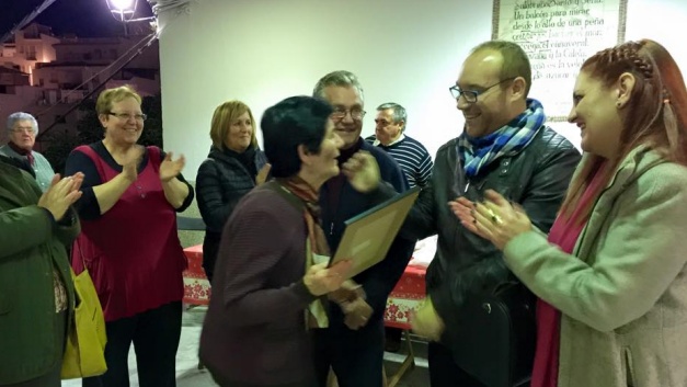 Teresa De la O en el momento de recibir el premio.